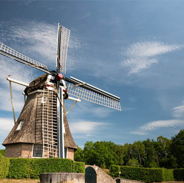 Het schilderachtige Reestdal met glooiende weilanden en historische boerderijen